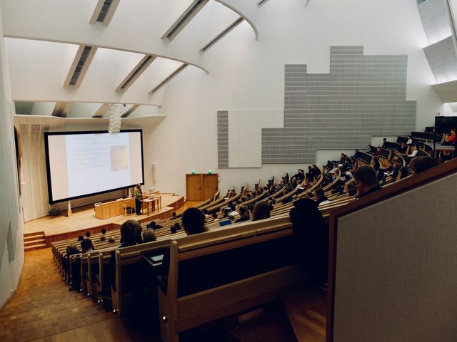 Mäßig belegter Hörsaal von innen