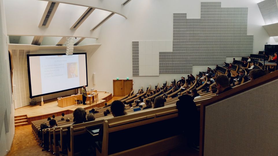Mäßig belegter Hörsaal von innen
