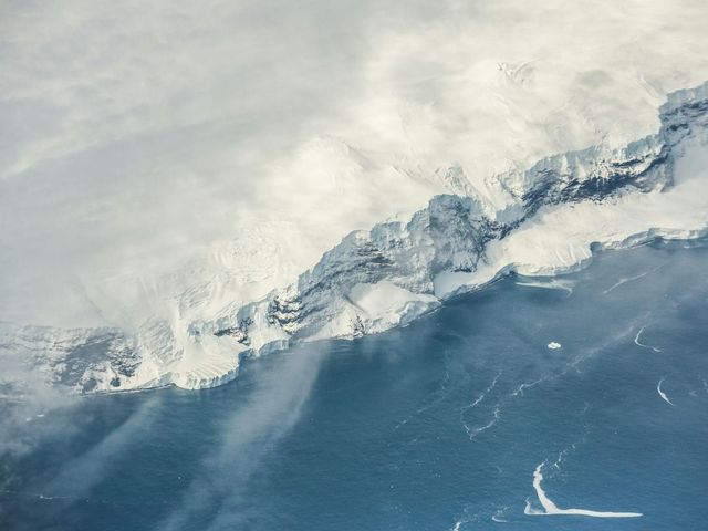 Eisige Küstenlandschaft von oben