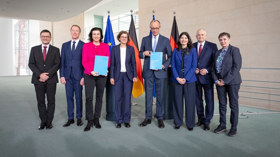 EFI-Kommission bei der Übergabe des Jahresgutachtens