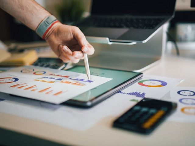 Blätter und Tablet mit Statistik-Grafik