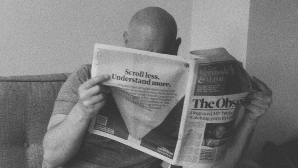 Mann der Zeitung liest