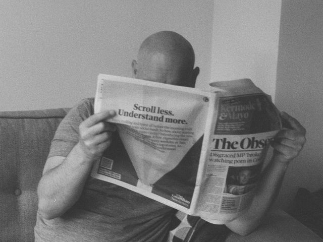 Mann der Zeitung liest