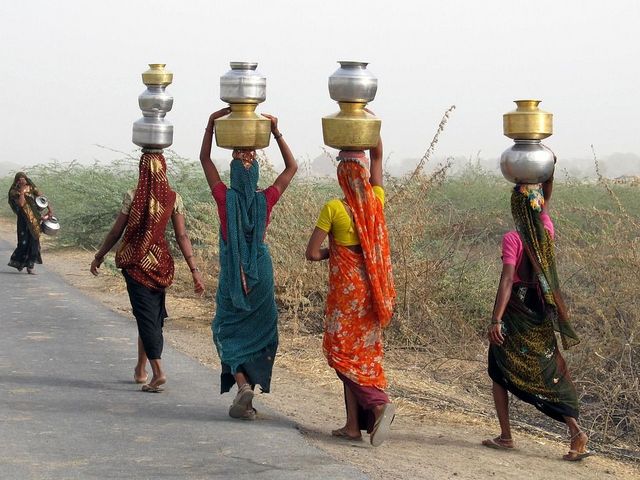 Frauen mit Krügen auf dem Kopf