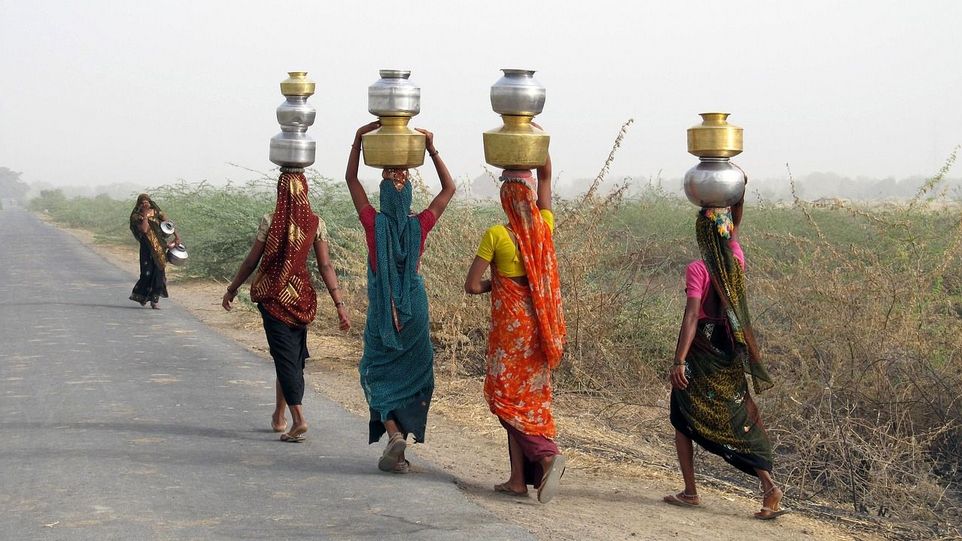 Frauen mit Krügen auf dem Kopf
