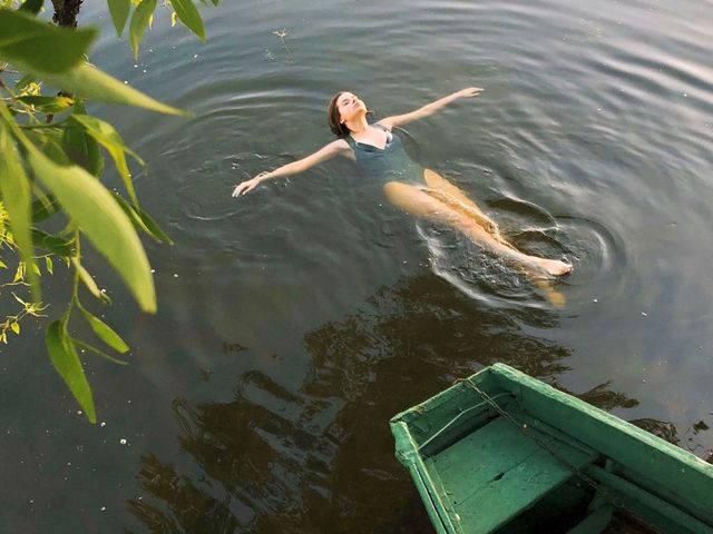Frau in Rückenlage im Badesee