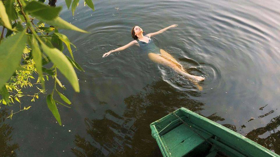 Frau in Rückenlage im Badesee
