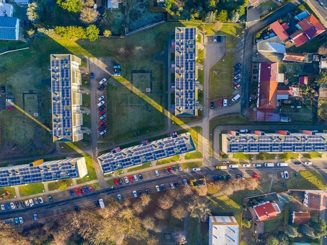 Solaranlagen auf Dächern einer Hochhaussiedlung