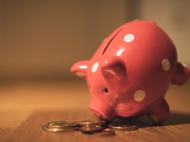 Sparschwein und Kleingeld