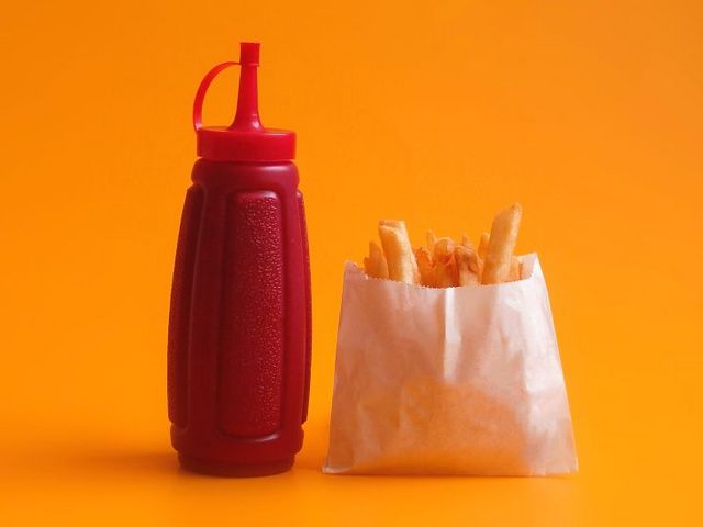Pommes mit Ketchupflasche