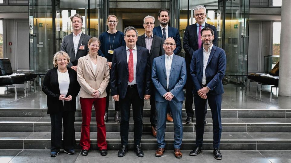 Gruppenfoto der neuen Kommission
