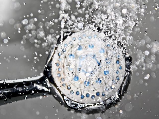 Duschkopf aus welchem Wasser strömt
