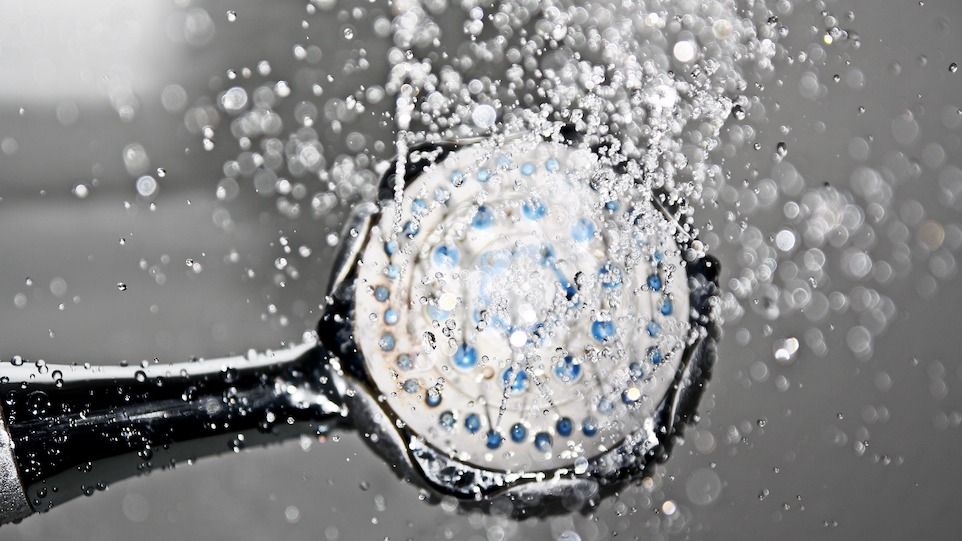Duschkopf aus welchem Wasser strömt