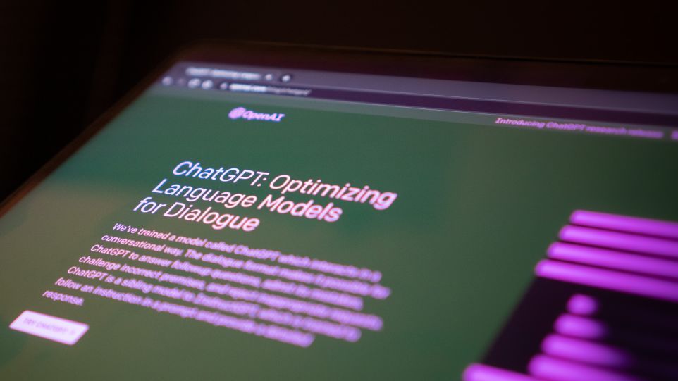 Laptop-Bildschirm mit ChatGPT-Programm