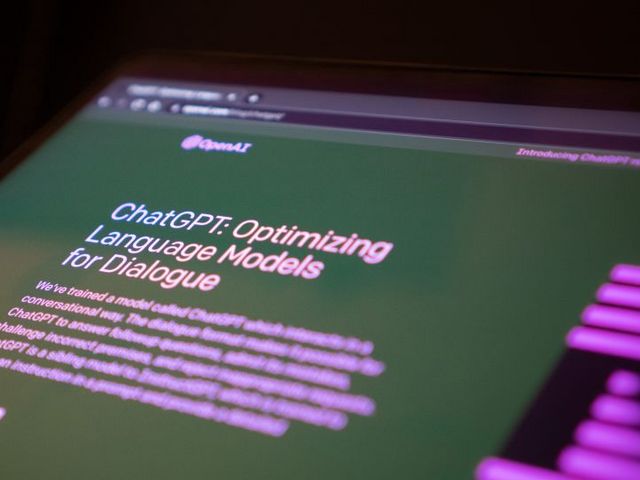 Laptop-Bildschirm mit ChatGPT-Programm
