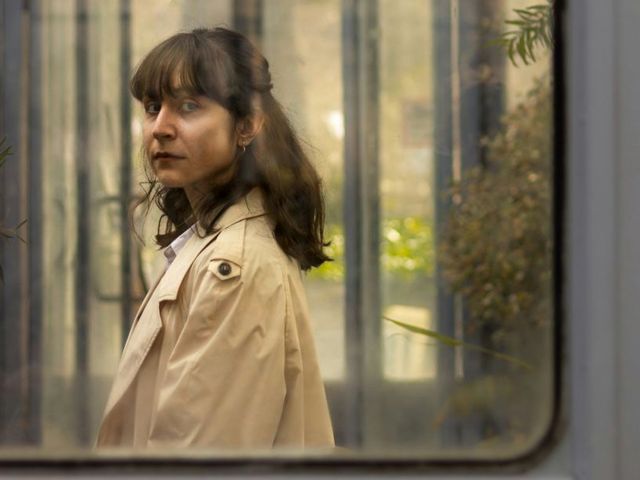 Junge Frau mit traurigem Blick