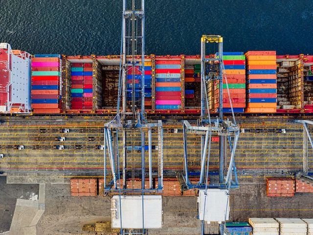 Vogelperspektive am Hamburger Hafen von einem Containerschiff, welches beladen wird