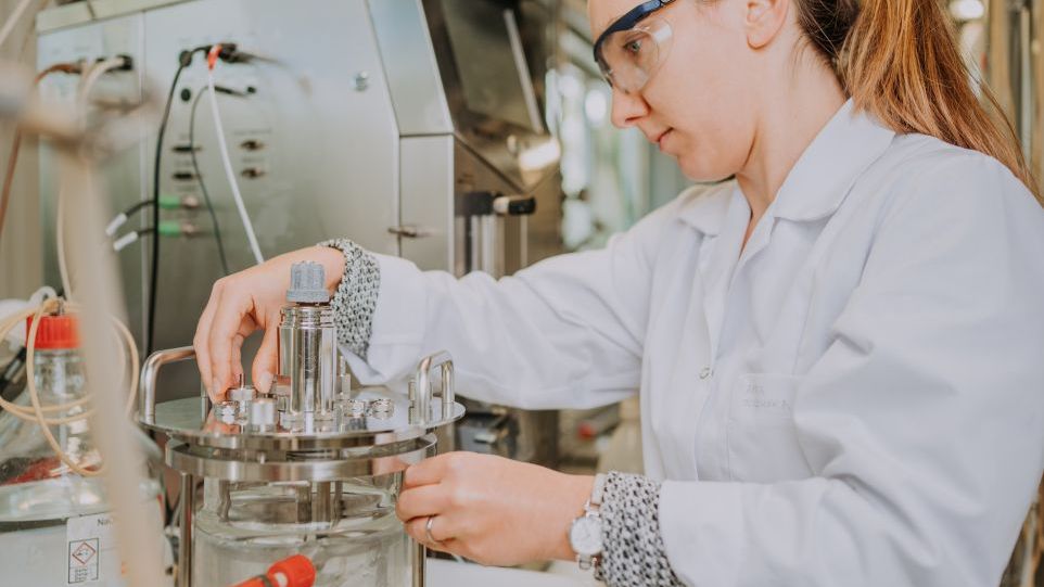 Arbeit an einem Bioreaktor Wissenschaftlerin an einem Bioreaktor