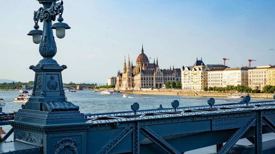 Blick auf das Budapester Parlamentsgebäude Budapester Parlament an der Donau