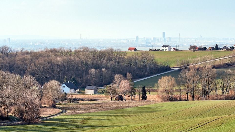 Dörfliche Landschaft mit Stadt im Hintergrund Dörfliche Landschaft mit Stadt im Hintergrund