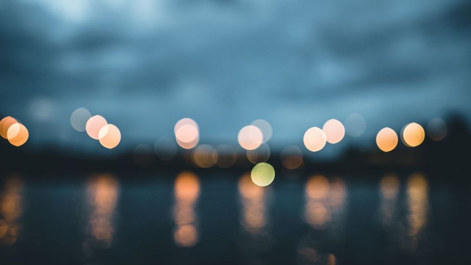 Funkelndes Licht auf einem Gewässer