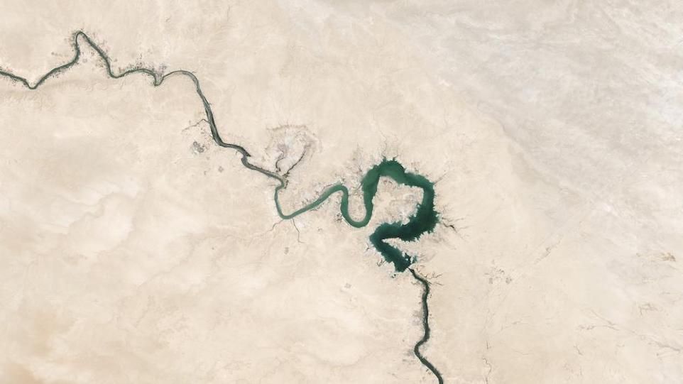 Austrocknender Fluss in karger Landschaft