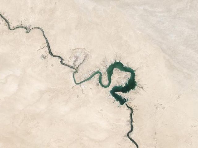 Austrocknender Fluss in karger Landschaft