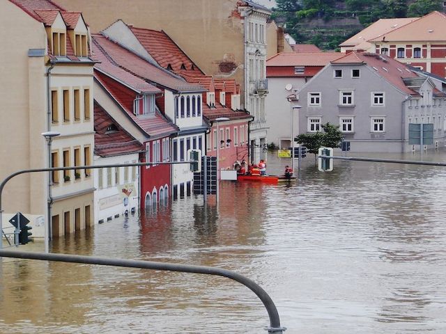 Hochwasser der Elbe sorgt für überflutete Straßen in einer kleinen Stadt