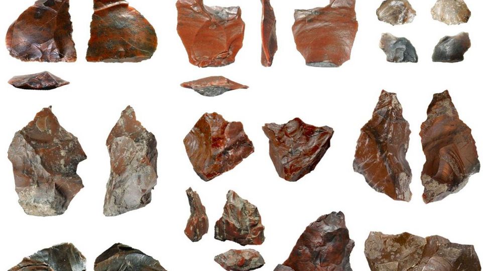 Die in Marathousa 1 entdeckten Steinwerkzeuge belegen den gezielten Einsatz verschiedener Techniken – abhängig von Material und Funktion. Steinwerkzeuge auf weißem Hintergrund