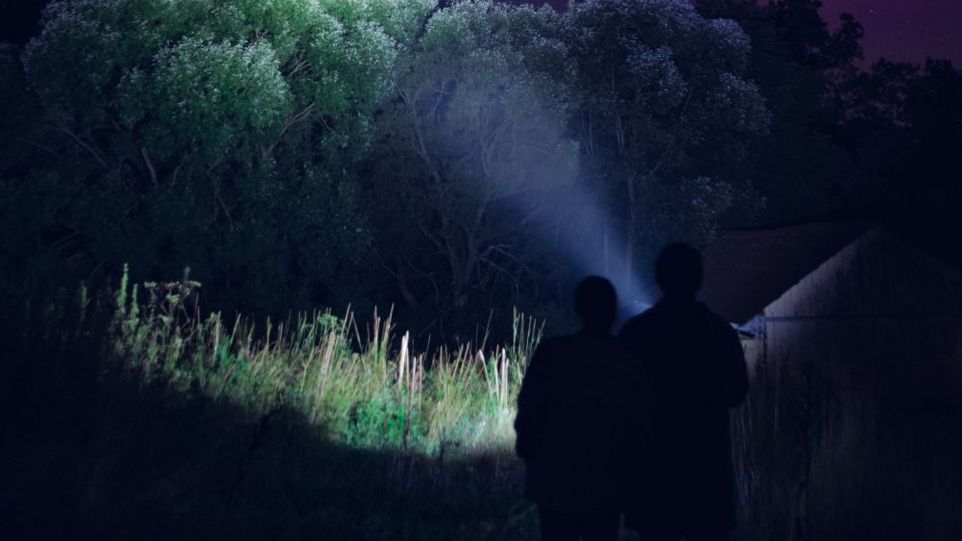 Igel lassen sich nach Anbruch der Dämmerung gut mit einer Taschenlampe aufspüren Zwei Personen mit Taschenlampe