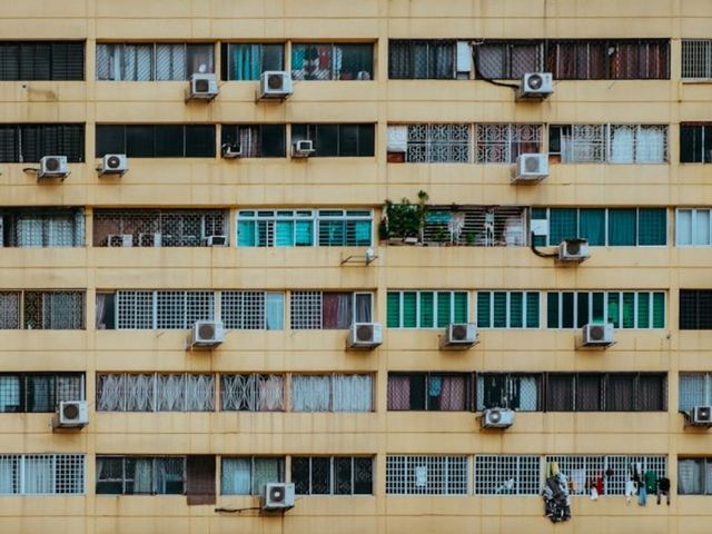 Viele Klimaanlagen an einem großen Wohnhaus