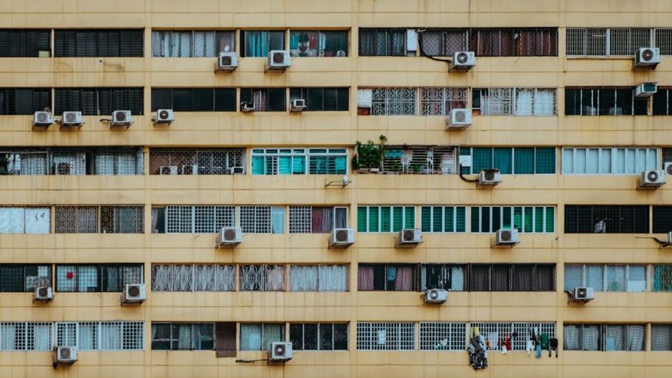 Viele Klimaanlagen an einem großen Wohnhaus