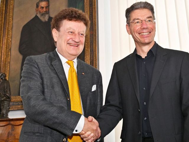 Heckl und Decker beim Händeschütteln