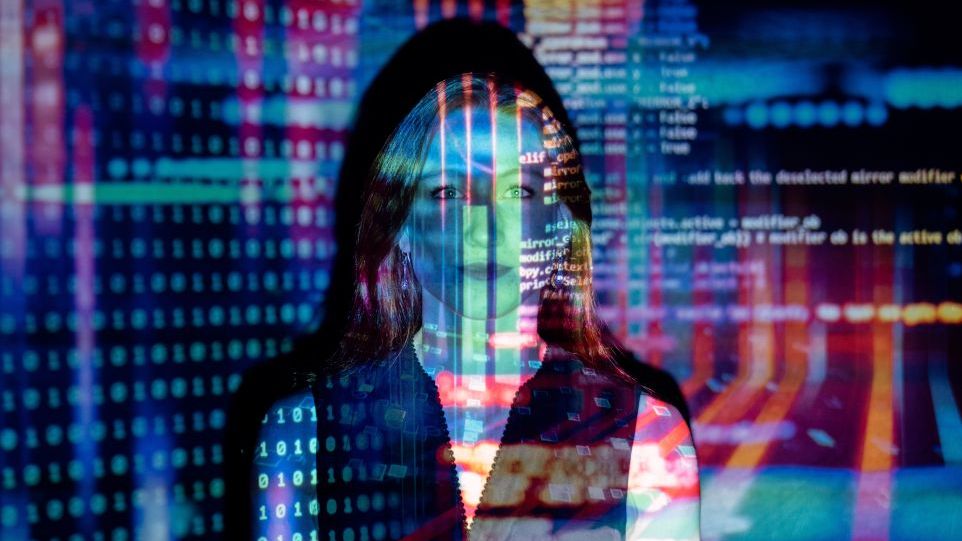 Software-Entwicklerin, auf die ein farbiger Code projiziert wird