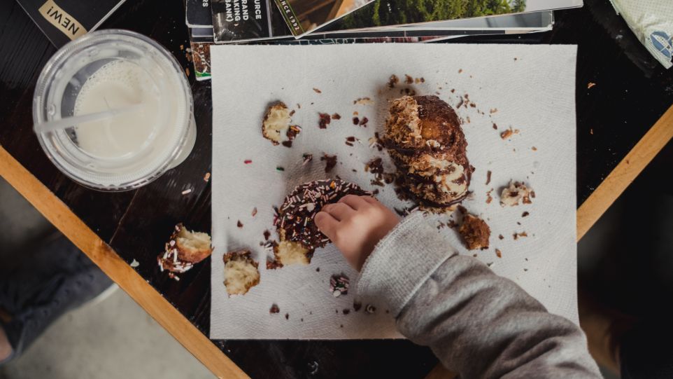 Kinderhand, die nach Kuchen greift