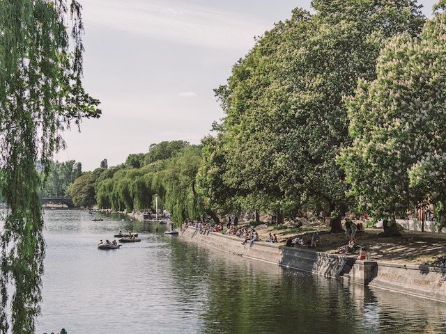 Landwehrkanal im Sommer, Menschen sitzen am Ufer und in Booten
