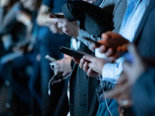 Mehrere Menschen mit Smartphone
