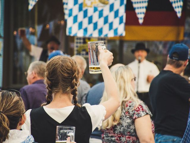 Frau mit Bierkrug auf dem Oktoberfest