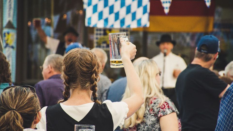 Frau mit Bierkrug auf dem Oktoberfest