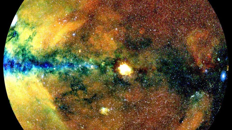 Der Röntgenhimmel, projiziert auf einen Kreis mit dem Zentrum der Milchstraße auf der linken Seite und der galaktischen Ebene in der Horizontalen. Die Photonen sind entsprechend ihrer Energie farbkodiert (rot: 0,3-0,6 keV, grün: 0,6-1 keV, blau: 1-2,3) Aufnahme des Röntgenhimmels