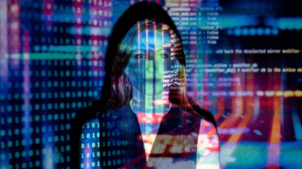 Portrait einer Frau, auf das Code projiziert wird
