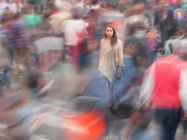 Frau in unscharfer Menschenmenge