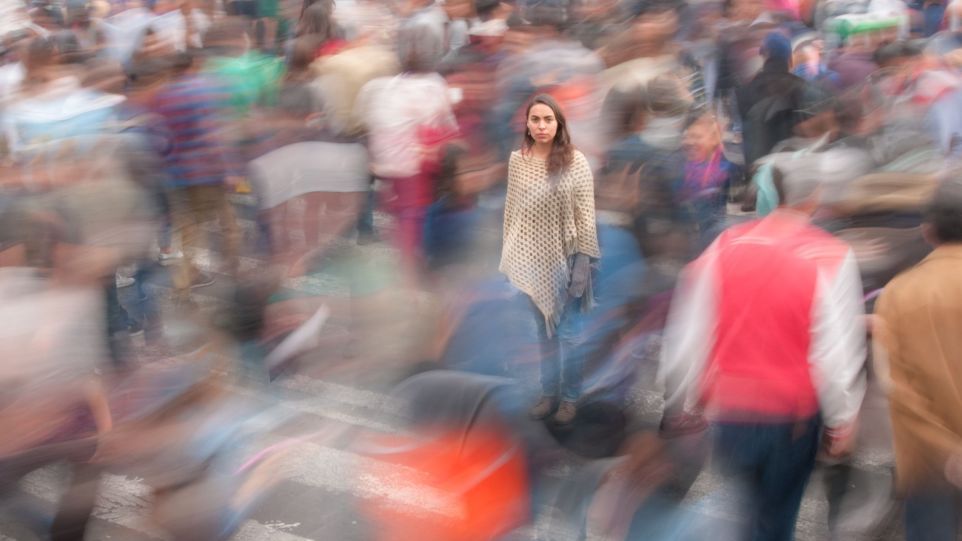 Frau in unscharfer Menschenmenge