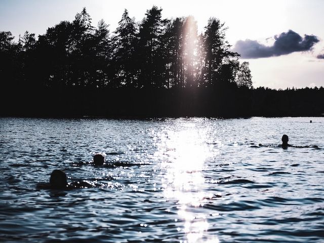 Badende Menschen in einem See