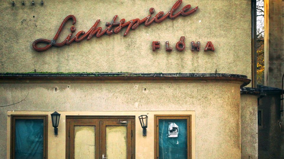 Fassade eines in die Jahre gekommenen Kinos mit der Aufschrift: Lichtspiele Flöha