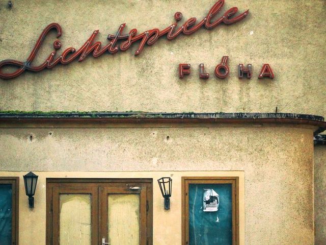 Fassade eines in die Jahre gekommenen Kinos mit der Aufschrift: Lichtspiele Flöha