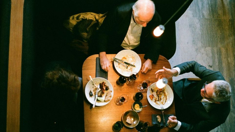 Menschen beim Abendessen