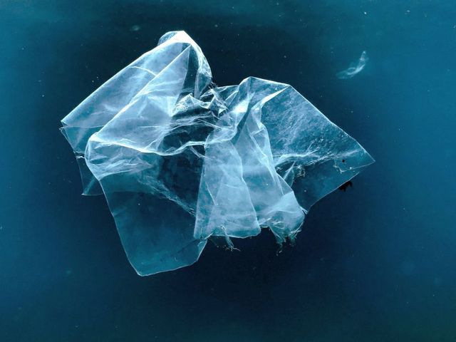 Plastiktüte unter Wasser