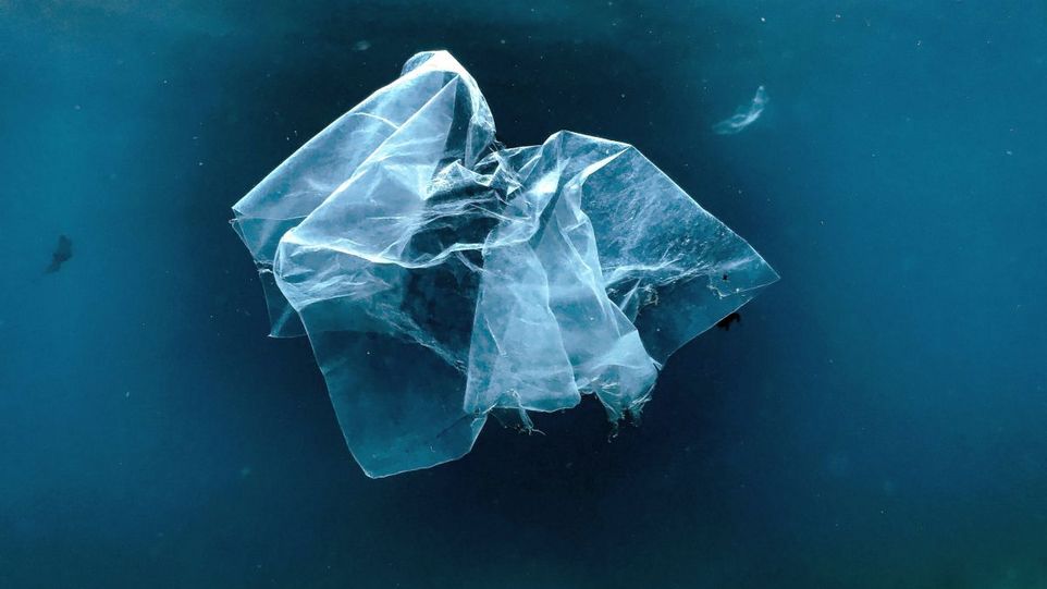 Plastiktüte unter Wasser