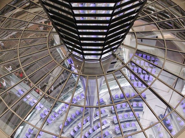 Blick durch die Glaskuppel des Reichstags